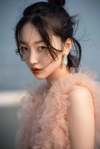 周冬雨代言商演费用 周冬雨商务合作经纪公司