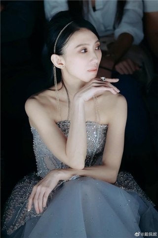 戴佩妮代言 戴佩妮翻包植入商演均可合作 13861302814