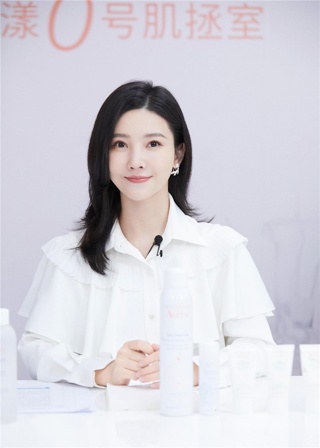 杨子姗丨翻包植入代言商演可合作 杨子姗经纪人13861302814