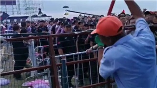 【视频】黄宏小品的魅力还没衰退，围观群众集体替砸大锤的大爷喊80
